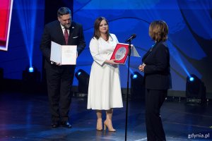 na zdjęciu prezydent Aleksandra Kosiorek i Tadeusz Szemiot oraz Marszałek Senatu Małgorzata Kidawa-Błońska na scenie