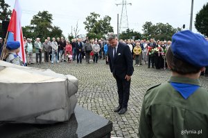 Uroczystości pod pomnikiem Ofiar Grudnia 1970 w ramach gdyńskich obchodów 45. rocznicy zakończenia strajków i podpisania porozumień sierpniowych. Poseł na sejm Michał Kowalski (fot. Michał Puszczewicz)