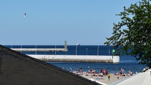 Widok na morze i plażę.