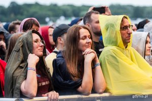 Uczestnicy festiwalu pod sceną gł&oacute;wną podczas jednego z koncert&oacute;w 