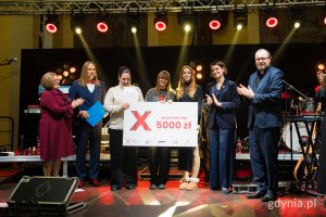 Gala finałowa X edycji Przeglądu Teatrów Amatorskich „Kurtyna” w gdyńskim Małym Kacku. Na scenie m.in. laureaci z Teatru Pierwsze Kroki, przedstawiciele stowarzyszenia KACK, Katarzyna Gruszecka-Spychała i Mariusz Bzdęga (fot. Paweł Budziński)