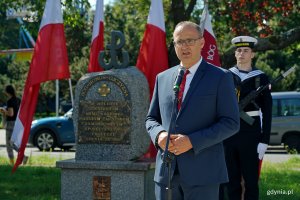 Wicewojewoda pomorski Emil Rojek przemawiający podczas uroczystości upamiętniających 81. rocznicę wybuchu powstania warszawskiego