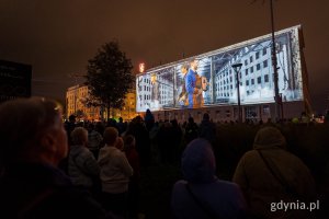 &bdquo;Zaczęło się  od morza. Baśniowa opowieść o Gdyni&rdquo;, video mapping na fasadzie urzędu miasta i widzowie