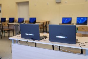 W grudniu do szk&oacute;ł w Gdyni dotarły pierwsze laptopy i tablety dla uczni&oacute;w w ramach dofinansowania z KPO (fot. ZS-P nr 3  w Gdyni)