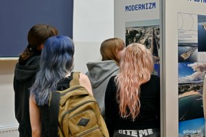 Uczniowie II LO zwiedzający wystawę &bdquo;Gdynia x 10&rdquo; w auli szkoły 