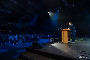 Na scenie organizator Odysei Umysłu w Polsce Wojciech Radziwiłowicz (fot. Natalia Kawalerowicz)