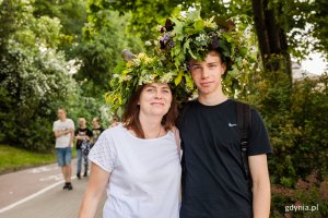 Kobieta i chłopak pozują do zdj. w wiankach