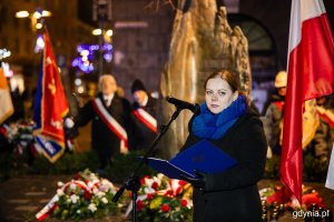 Prezydent Gdyni Aleksandra Kosiorek przemawia przed pomnikiem