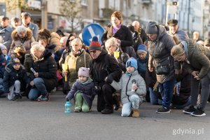 Uczestnicy Gdyńskiej Drogi Krzyżowej na ul. Świętojańskiej
