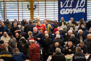 Uczestnicy gdyńskiej wigilii dla samotnych i potrzebujących przy świątecznych stołach