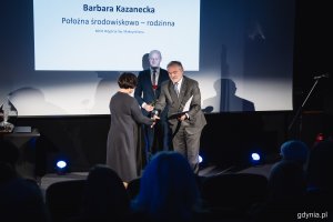 Laureci w towarzystkie Wojciecha Szczurka, prezydenta i Bartosza Bartoszewicza, wiceprezydenta