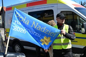 Motocyklista z flagą hospicjum