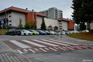 Wyniesione przejście dla pieszych, w tle zaparkowane auta oraz budynek szkoły przy ul. Chwaszczyńskiej // fot. gdynia.pl