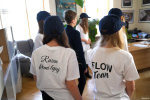 Dziewczyny w koszulkach z napisem na plecach: Flow Team, razem brzmi lepiej