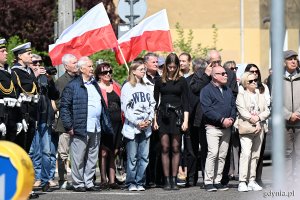 Uczestnicy uroczystości z okazji Święta Narodowego Trzeciego Maja zgromadzeni przy pomniku Konstytucji 3 Maja 