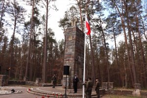 Uroczystości pod pomnikiem Ofiar Piaśnicy (fot. materiały prasowe IPN w Gdańsku)