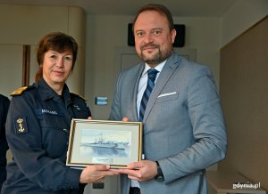 Podczas spotkania w Urzędzie Miasta Gdyni wiceprezydent Gdyni Marek Łucyk wręczył kmdr Jeanette Morang – dowódcy SNMG-1 obraz przedstawiający niszczyciel ORP „Błyskawica” // fot. Magdalena Czernek