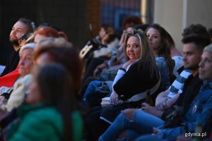 Widzowie zgromadzeni na pokazie spektaklu  „A ja żyję bardzo”, który odbył się na patio Konsulatu Kultury w ramach 8. edycji festiwalu „Pociąg do Miasta” // fot. Michał Puszczewicz