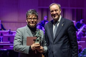 Scenograf Mariusz Napierała z marszałkiem województwa pomorskiego Mieczysławem Strukiem podczas gali Pomorskiej Nagrody Artystycznej 