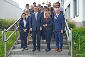 Zdjęcie grupowe delegacji z Kaohsiungu i Gdyni przed ZSO nr 8 w Gdyni 
