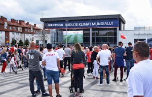 Mieszkańcy zachodniej części Gdyni we wtorek kibicowali Polakom w strefie w Chwarznie-Wiczlinie, fot. Kamil Złoch