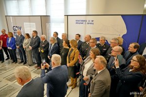 Wśr&oacute;d gości uroczystego otwarcia wystawy &bdquo;Gdynia x 10&rdquo; znaleźli się m.in.: marszałek Senatu Małgorzata Kidawa-Błońska, senator Sławomir Rybicki, prezydent Aleksandra Kosiorek, przewodniczący Rady Miasta Gdyni Tadeusz Szemiot, Anna G&oacute;rska, Tomasz Miegoń &ndash; dyrektor Muzeum Marynarki Wojennej, Karin Moder &ndash; dyrektorka Muzeum Miasta Gdyni, kadm. Andrzej Ogrodnik &ndash; dow&oacute;dca 3. Flotylli Okręt&oacute;w, kadm. Mirosław Jurkowlaniec &ndash; szef Zarządu Morskiego &ndash; zastępca inspektora Marynarki Wojennej, Hanna Wenda-Uszyńska &ndash; wnuczka inż. Tadeusza Wendy, kadm. prof. dr hab. Tomasz Szubrycht &ndash; rektor-komendant Akademii Marynarki Wojennej w Gdyni, prof. dr hab. inż. kpt. ż.w. Adam Weintrit &ndash; rektor Uniwersytetu Morskiego w Gdyni wiceadm. Krzysztof Jaworski &ndash; dow&oacute;dca Centrum Operacji Morskich &ndash; Dow&oacute;dztwa Komponentu Morskiego, posłanka Wioleta Tomczak, Mariusz Bzdęga &ndash; dyrektor zarządzający ds. kultury i aktywności mieszkańc&oacute;w Urzędu Miasta Gdyni, były prezydent Gdyni Wojciech Szczurek czy Michał Miegoń &ndash; kurator wystawy