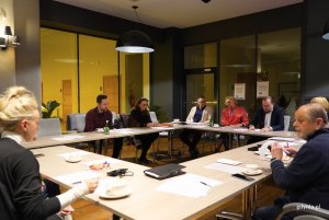 Posiedzenie Rady Kultury. Na zdjęciu: dyrektor zarządzający ds. kultury i aktywności mieszkańców Mariusz Bzdęga, dyrektorka ME Karolina Grabowicz-Matyjas wraz z członkami Rady Kultury (fot. Magdalena Starnawska)