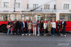 Na zdjęciu m.in. przewodniczący Rady Miasta Gdyni Tadeusz Szemiot, wiceprzewodnicząca Rady Miasta Gdyni Mariola Śrubarczyk-Cichowska, radne: Agnieszka Tokarska, Małgorzata W&oacute;jcik, Larysa Kramin i Teresa Bysewska oraz członkowie zespołu No Limits