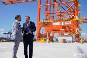 Port Gdynia zwiększa możliwości obsługi. Na zdjęciu widoczni: Tomasz Augustyniak, wiceprezydent Gdyni oraz Piotr Gorzeński, prezes Portu Gdynia. (fot. Łukasz Kamasz)