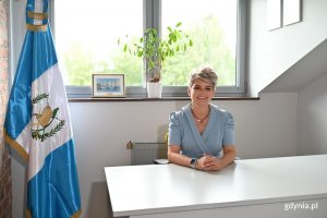 Liliana Poszumska przy swoim biurku w konsulacie w Gdyni