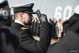 Uroczystość wciągnięcia bandery na ORP Mewa przy nabrzeżu Pomorskim w Gdyni, fot. Kamil Złoch