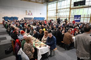 Goście na śniadaniu siedzą przy stołach