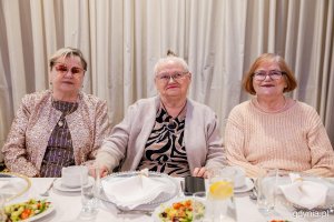 Seniorzy pozują do zdjęcia