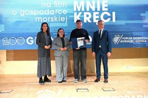 Laureat nagrody "Morze mnie kręci" Marcin Niemkiewicz z prezydent Gdyni Aleksandrą Kosiorek, prezes Fundacji im. Leszka Kopcia Gdyńskiej Szkoły Filmowej Ireną Banat oraz Sławomirem Kalickim, liderem Forum Gospodarki Morskiej