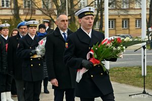 W imieniu senatora Sławomira Rybickiego kwiaty podczas 82. rocznicy utworzenia Armii Krajowej złożył Grzegorz Kuleta