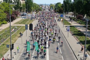 Grupa rowerzystów na ulicach Gdyni