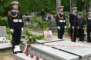 na zdjęciu płyta nagrobna ze zdjęciem