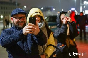 Mieszkańcy robiący zdjęcia i przyglądający się uroczystemu zapaleniu choinki na „Darze Młodzieży”