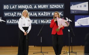 Od prawej: Oktawia Gorzeńska, wiceprezydentka Gdyni i Eliza Zaborowska-Kempa, dyrektorka Szkoły Podstawowej nr 18 w Gdyni na uroczystości