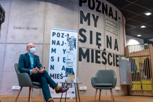 Wiceprezydent Gdyni ds. jakości życia Bartosz Bartoszewicz podczas rozmowy w ramach sesji tematycznej konferencji "Miasta Świadome" // fot. Jacek Klejment 