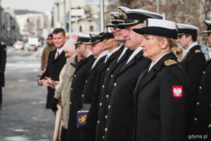 Przedstawiciele Marynarki Wojennej RP stojący w rzędzie podczas uroczystości z okazji 78. rocznicy zakończenia walk o Gdynię // fot. Kamil Złoch