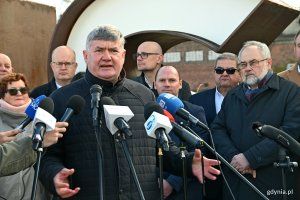 Poseł Kazimierz Plocke w towarzystwie parlamentarzystów i samorządowców z Pomorza podczas briefingu na temat ustawy metropolitalnej 