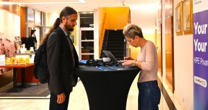 Uczestnik konferencji podczas rejstracji 