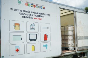 Pojazd KZG z napisem: Czy wiesz, co zrobić z odpadami niebezpiecznymi powstającymi w twoim domu? Sprawdź na www.kzg.pl