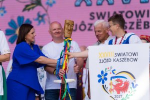 Prezydent Aleksandra Kosiorek przekazuje symboliczną kl&euml;kę przedstawicielom Miastka