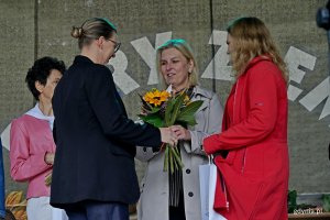 Beata Zastawna &ndash; przewodnicząca Rady Miasta Gdyni i Hanna Niedźwiecka-Pasternak &ndash; zastępca naczelnika Wydziału Ogrodnika Miasta wręczają nagrodę jednej z uczestniczek konkursu &bdquo;Gdynia w kwiatach&rdquo; 
