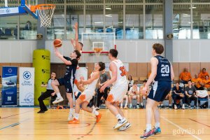 Koszykarze na boisku w trakcie meczu
