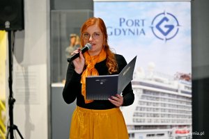 Radna Gdyni i przewodnicząca Komisji Kultury Rady Miasta Gdyni Natalia Kłopotek-Gł&oacute;wczewska przemawiająca podczas wernisażu wystawy &bdquo;Gen 100 &ndash; gdyński kod wsp&oacute;lnoty&rdquo;