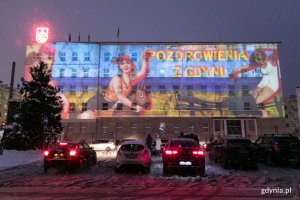 Pokaz audiowizualny wyświetlany na fasadzie budynku Urzędu Miasta Gdyni przy ul. Marsz. Piłsudskiego 52/54. // fot. Karol Stańczak