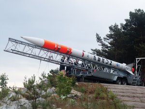 Prezentacja rakiety PERUN w siedzibie firmy SpaceForest w Gdyni. Konstrukcja na poligonie w Ustce (fot. mat. prasowe SpaceForest)